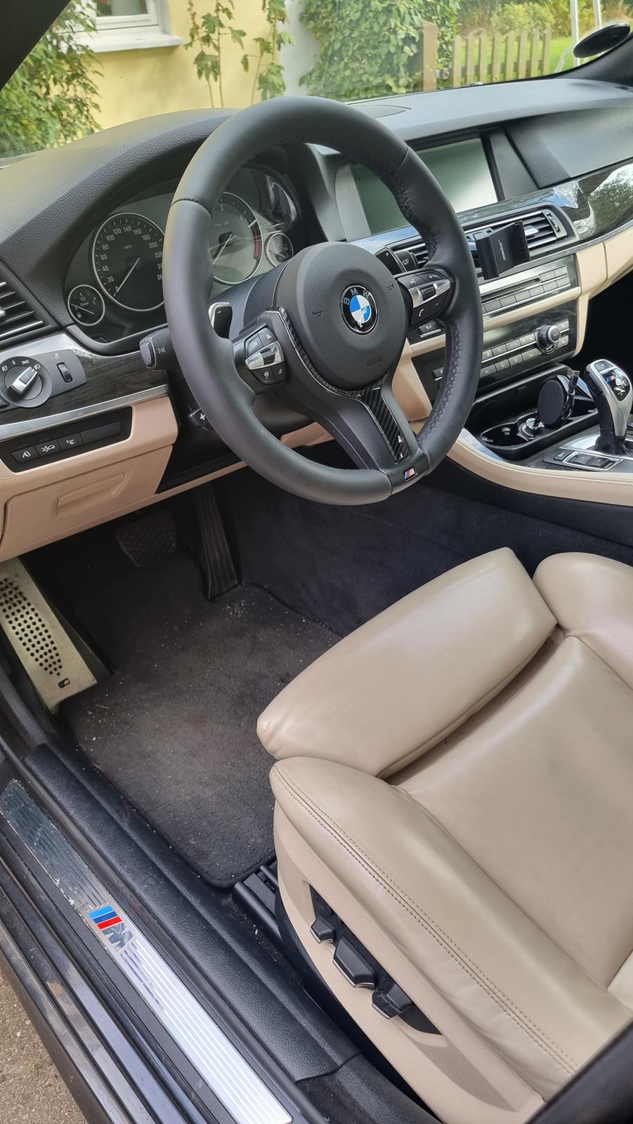 BMW 530D F11 - Bilen er født med pre LCI rat, det var slidt og træt, så jeg har fået sat det her i, bilen har varme og vibration i rattet, paddle shift. Det jeg bruger mest er indstille adaptiv fartpilot. :-) Lækkert man kan skifte musik osv. tage tlf. på rattet også. billede 17