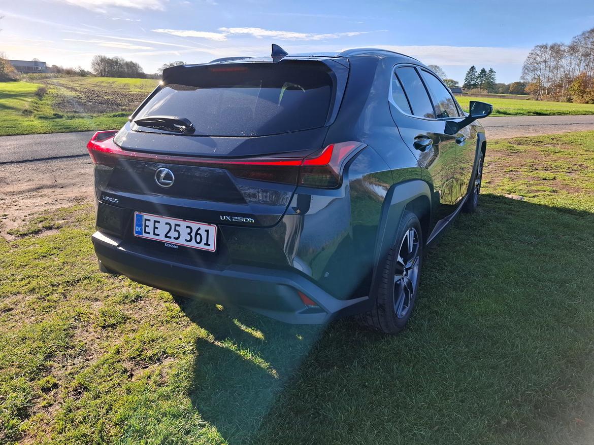 Lexus ux 250h  billede 3