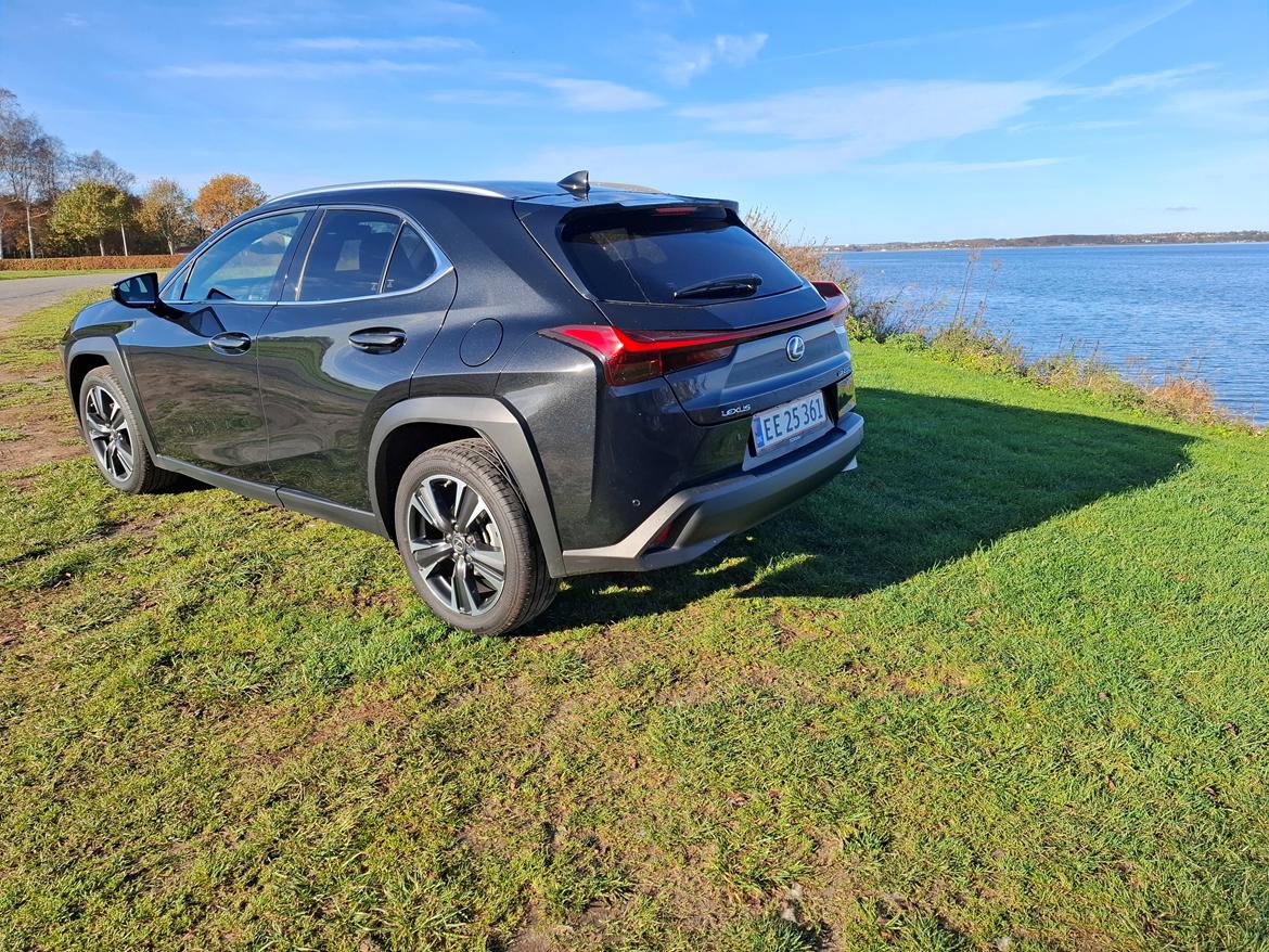 Lexus ux 250h  billede 2