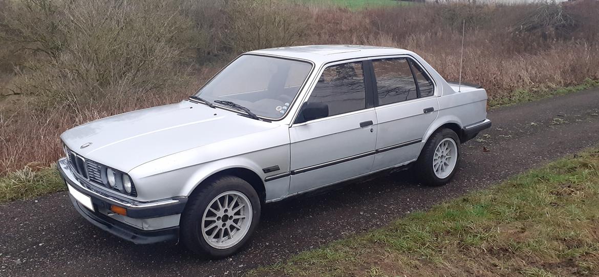 BMW E30 324d billede 1