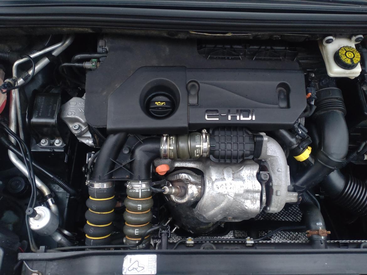 Citroën  C4 Exclusive -E.HDI - Dejligt rent motor rum også billede 7