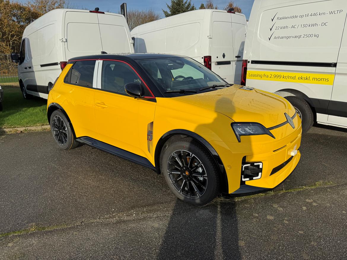 Renault 5 E-Tech Iconic - Bilen står ved forhandleren inden klargøring billede 18