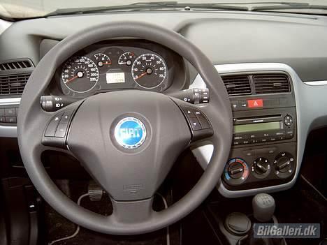Fiat Grande Punto 1,3 MultiJet - Lækkert rat med knapper til betjening af radio/cd. billede 6