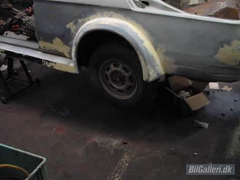 BMW 1802 - Jaa.. der skal nogle brede banditter af nogle fælge på for at komme ud til skærmkanten billede 5