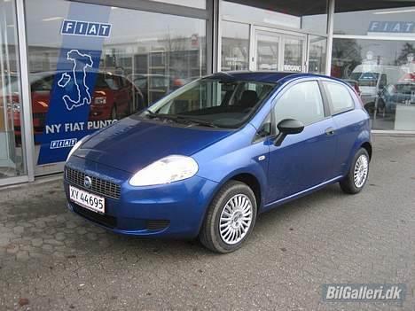 Fiat Grande Punto 1,3 MultiJet - Her holder hun foran Autohuset Vestergaard i Odense på dagen hvor jeg fik hende. billede 9