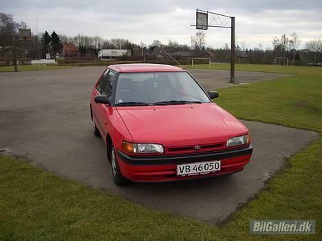 Mazda 323 billede 1