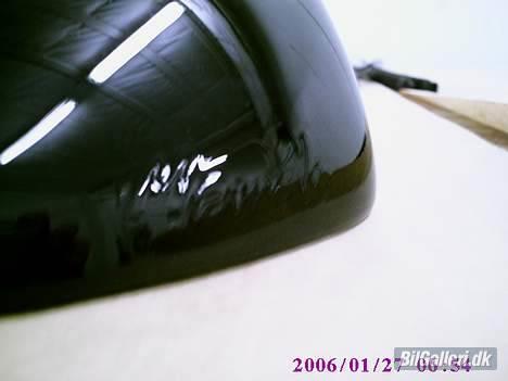 Porsche 911 solgt - et sidespejl færdig malet med mawelo logo under lakeringen billede 5