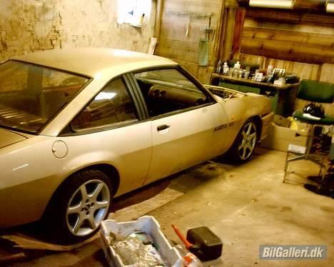 Opel Manta 1.8 GT - ja. det er som hun står i dag, klar til en kærlig hånd billede 11