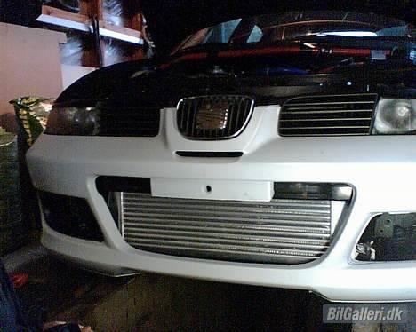 Seat LEON TDI SOLGT - komplet Cupra R front så der kan komme lidt luft til ladeluftkøleren billede 4