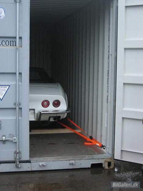 Chevrolet Corvette ** Solgt** - Containeren åbnes og bilen ses for første gang. Det er næsten som juleaften :-) billede 1