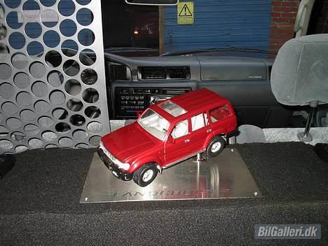 Toyota Landcruiser VX 80 SOLGT - Lille modelbil inde i bilen  billede 3