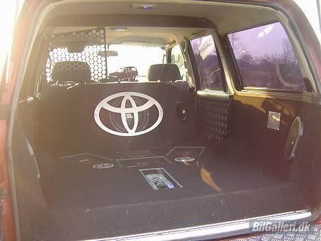 Toyota Landcruiser VX 80 SOLGT - Bagenden inde i bilen bygget op med andlæg JBL billede 9
