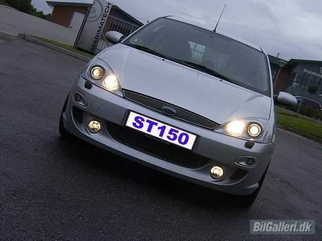 Ford Focus ST150 [Tidl. bil] - Fronten. Morette forlygter og Hella front blink. Bremse kalibrer malet RS-Racing Blue hele vej rundt. billede 4