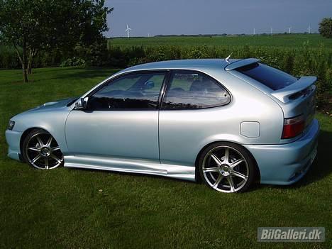 Toyota corolla (solgt) - et fra siden af. det pynter nu meget med 18" på en bil. billede 3