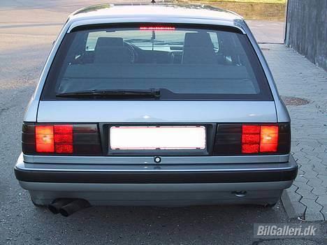 BMW E30 325i Touring - Bagfra bemærk den ekstra bremselygte billede 5
