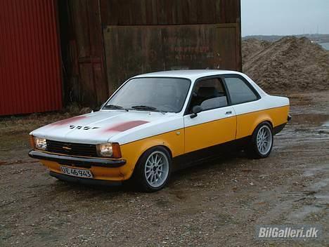Opel Kadett C  - Fik sku aldrig malet den færdig.. men der er da okay den de hjemme lavet trekanter... billede 1
