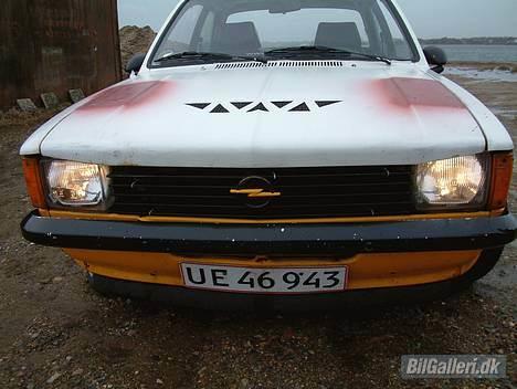 Opel Kadett C  - Her kan man rigtig se de hjemme lavet trekanter.. der er lavet efter en flasfiber plade til at bygge i, der mangler også 1 trekant i hver side, men der var stiver i hjelmen som jeg ik ville til at skære i... billede 8