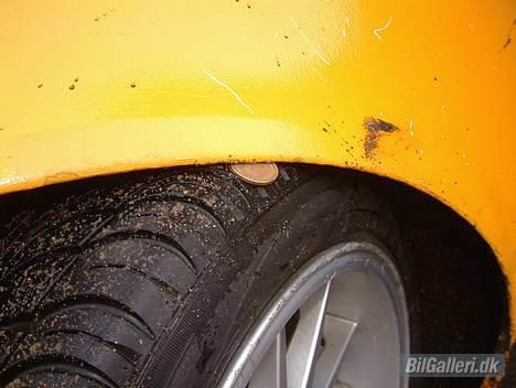 Opel Kadett C  - ja det er en 20´er der sider i klemme mellem dæk og skærm.. billede 7