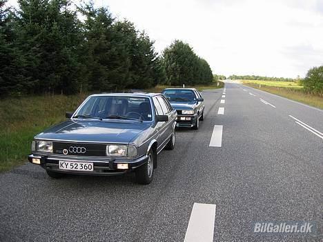 Audi 100 5S Type 43 - På vej til træf. Audi CoupeGT i baggrunden billede 10