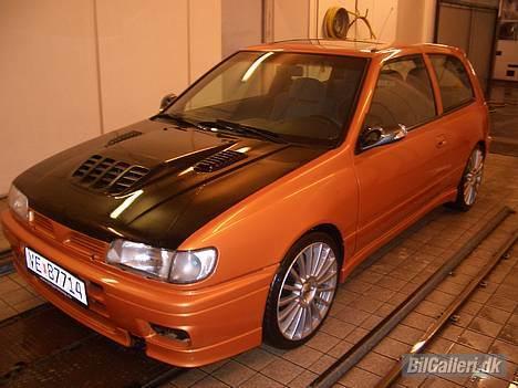 Nissan sunny - ved shellen billede 1