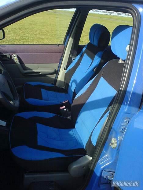 Fiat punto s - var på da jeg købte den. Men det passer fint til bilen så jeg gider ikke pille det af. billede 6