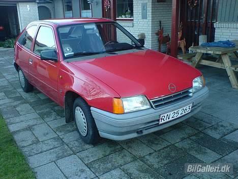 Opel Kadett 1,3 Cc E - Kadetten lige inde jeg købte den... billede 2