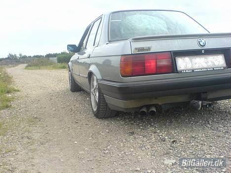 BMW E30 325i [SOLGT] - Helt nyt billede med andre fælge og noget godt sænkning billede 1
