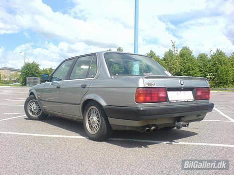 BMW E30 325i [SOLGT] - var lige i gang med og fixe tågelyset billede 2