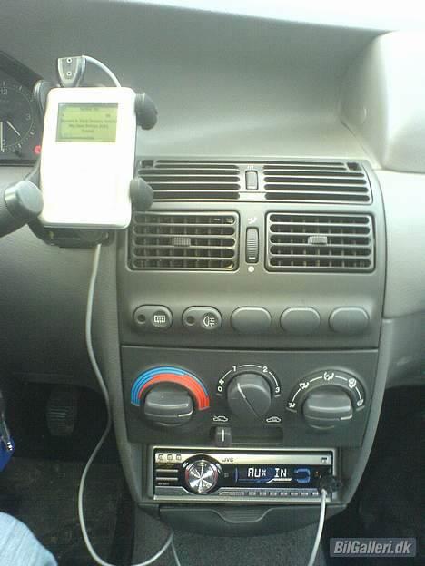 Fiat punto s - den hvide creative lyser blå om natten. og der er 170 CDere på den lige nu ( og derkan være meget mere endnu ) så det jo godt nok :-) billede 14