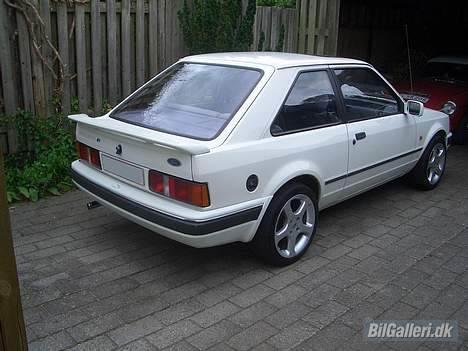 MG B Sebring Replica - Bevis for at det er vores. Her ses den i baggrunden af min gamle Escort. billede 6