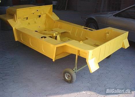 Mini MOKE - Bilen efter maleren har været igang. 7 lag har den fået billede 18