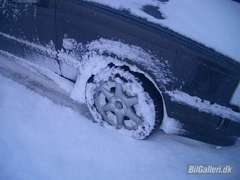 Volvo 850 GLT <<SOLGT>> - legebarnet har lige været ude og lege lidt i sneen. Til leg er det ok med sommerdæk men når man nu skal kører længere ville det da ha´ været dejligt med lidt vinterprofil billede 11