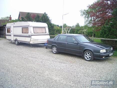 Volvo 850 GLT <<SOLGT>> - Her ses den sammen med vores campingvogn som den kommer til at trække en del med. (den er dog ikke spændt på her) På dette billede ses også tydeligt at højre dør er en anden farve en resten af bilen billede 12