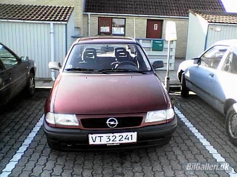 Opel Astra F 1,6 -Totalskadet- - Min gamle Astra fra 95. Også 1,6 8V. Stor flænge i forruden, grundet et stenslag. billede 6