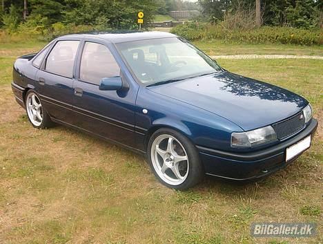 Opel Vectra A "pit bull"  - ser meget sænket ud på græs billede 4