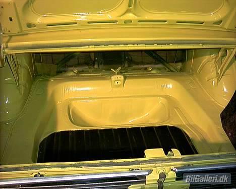 Ford 20M  P7B  - Bagagerum og det sorte midt i er min tank som jeg osse har malet  billede 16