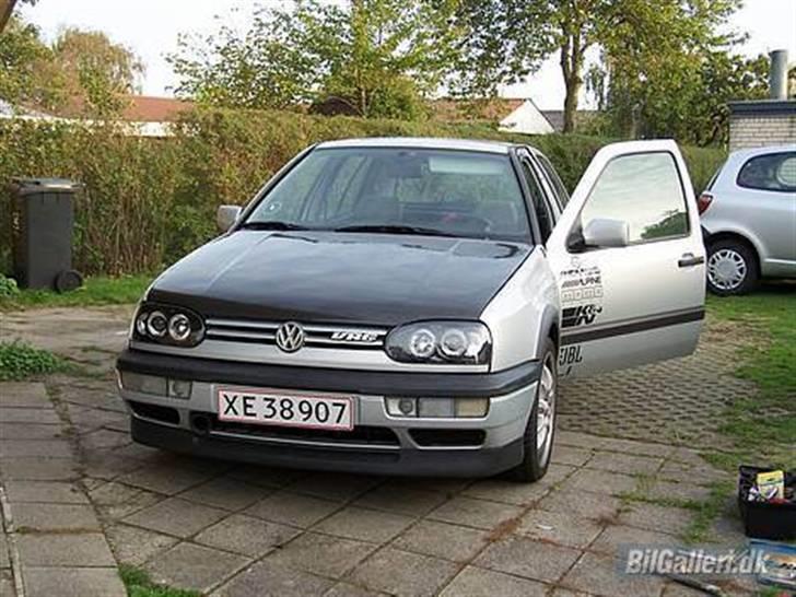 VW Golf 3 vr6 "SOLGT" - Man kan lige skimte tragten som fungere som luftintag til k&n filteret billede 1