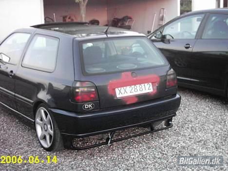 VW GOLF 3  - Som i kan se mangler jeg og få malet bagklappen skal til maler den 26/6-06 billede 4