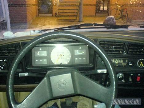 Opel Ascona C *Solgt* - Bemærk det fantastiske udsyn til SAMTLIGE instrumenter billede 7