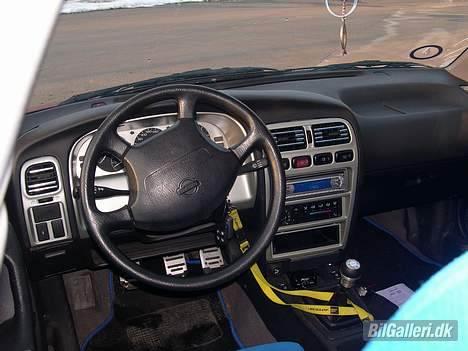 Nissan Primera GT/1.6 (Solgt) - Instrumentbordet med malet dele og ny radio billede 18