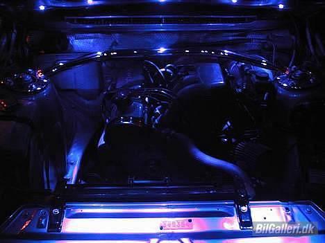 Volvo 240 GLT "SOLGT" - motorummet om aften billede 4