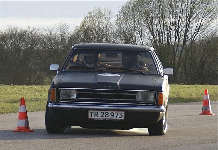 Ford Taunus coupe GXL - Reperation af den "nye" motorhjelm. billede 9