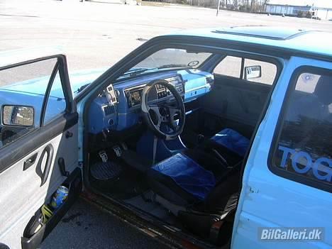VW Golf 2 blå diod solgt - Her kan man se der er blevet gjort lidt ved kabinen. billede 3