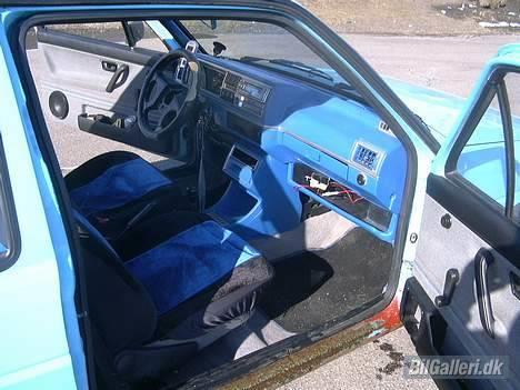 VW Golf 2 blå diod solgt - Her kan man se der er blevet gjort lidt ved kabinen. billede 4