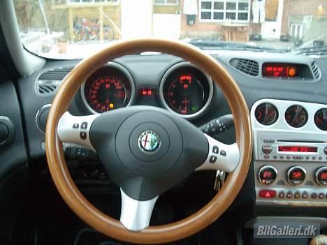 Alfa Romeo 156 sportswagon 2,4 jtd - Lidt morfar med trærat, men i en alfa, er det jo næsten tradition.  billede 7