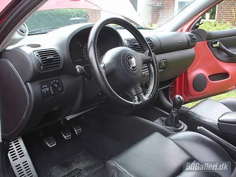 Seat Leon "Cupra R" (Solgt) - Her er den nye kabine med rød læder betrukket på dørsiderne billede 12