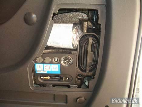 Opel Zafira ll - i bagagerummet, sidder der en lille kompresser og et skumrep.sæt, istedet for reservehjulet.. billede 8