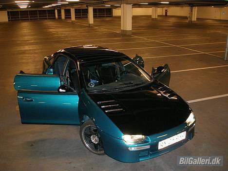Mazda 323f *Solgt* Snøft... ;( - 14/10-06 - Nymalet.. billede 1