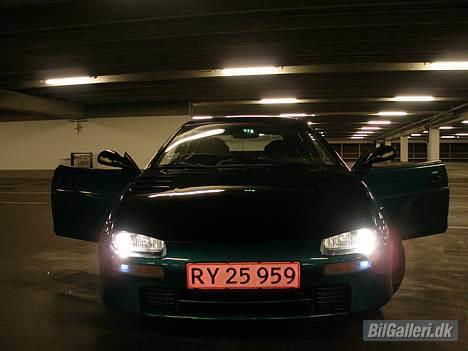 Mazda 323f *Solgt* Snøft... ;( - 14/10-06 - Nymalet.. billede 2
