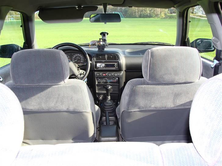 Nissan Sunny 1,6i SLX SOLGT - Kabinen er i rigtig go stand. billede 14